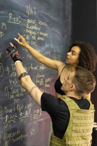 Person 4: (Du bist in großartiger Gesellschaft!”)